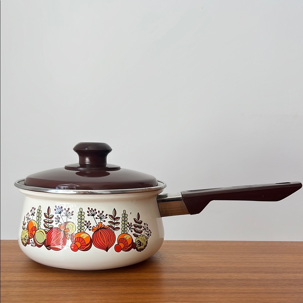 Vintage / Retro mushroom and onion pot with lid